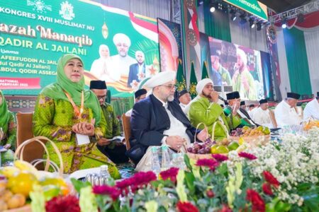 Ribuan Muslimat NU Diijazahi Manaqib dari Syekh Afeefuddin Al Jailani, Khofifah Dihadiahi Kiswah Foto BeritaJatim.com