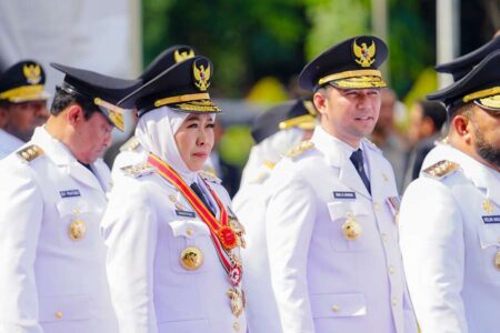 Usai Retreat, Khofifah-Emil Sertijab dan Paparkan Visi Misi 1 Maret 2025 Foto BeritaJatim.com