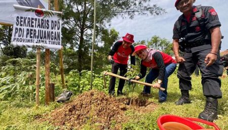 PDIP Jatim Tanam Ribuan Bibit Pohon di Kawasan Wisata Paralayang Malang Selatan Foto BeritaJatim.com