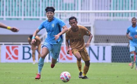 Sepakan Jarak Jauh Raihan Utina Selamatkan Persela dari Terkaman Bhayangkara Foto BeritaJatim.com