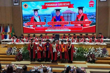 Untag Surabaya Kukuhkan Tiga Guru Besar, 10 Dosen Ditargetkan Menyusul pada 2025 Ini Foto BeritaJatim.com