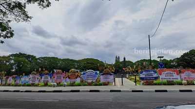 Wahyu Hidayat Resmi Dilantik sebagai Wali Kota Malang, Karangan Bunga Penuhi Bundaran Tugu Foto BeritaJatim.com