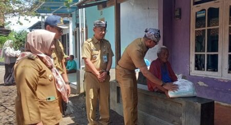 Ribuan Paket Sembako Pengganti Karangan Bunga Mulai Didistribusikan di Banyuwangi Foto BeritaJatim.com
