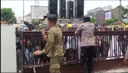 Aksi Warga: Panas di Depan Kantor Pemkab Jember, Dingin di Desa Kasiyan Timur Foto BeritaJatim.com