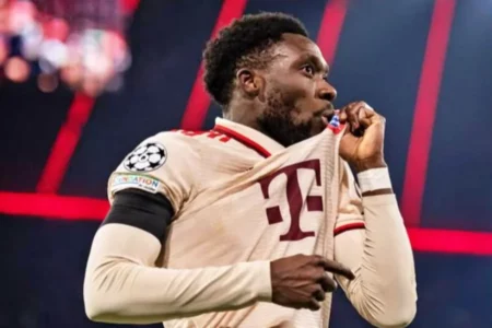 Gol Telat Davies Loloskan Bayern ke 16 Besar Liga Champions Foto BeritaJatim.com