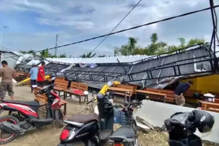 Akibat Angin Kencang, 4 Kecamatan di Wilayah Tuban Terdampak Foto BeritaJatim.com
