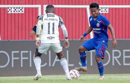 Prediksi Arema FC Vs PSIS: Duel Sengit Tim Biru Timur dan Biru Tengah, Siapa yang akan Berkuasa? Foto BeritaJatim.com
