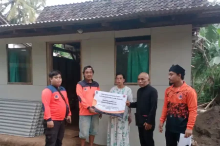 Angin Kencang Rusak Puluhan Rumah di Banyuwangi, BPBD Beri Bantuan Material Foto BeritaJatim.com