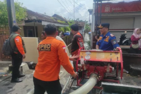BPBD Banyuwangi Sedot Air di Lingkungan Kertosari Foto BeritaJatim.com