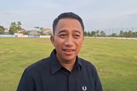 Persela Lamongan Tepikan Simon McMenemy Jelang Laga Krusial, Ini Alasannya Foto BeritaJatim.com