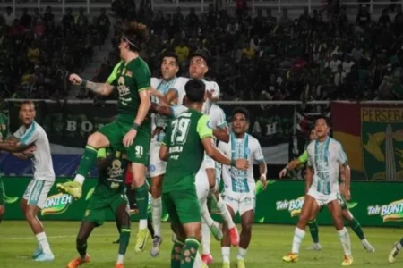 Gelandang Persebaya Dejan Tumbas: Atmosfer GBT Surabaya Bikin Merinding Foto BeritaJatim.com