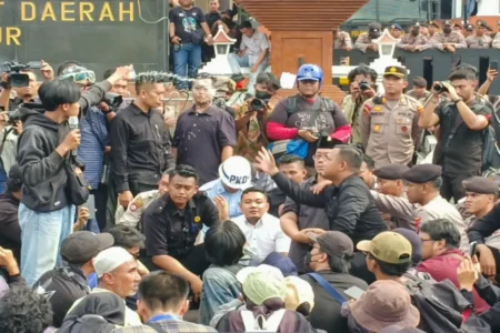 Demo Indonesia Gelap di DPRD Jatim, Fuad Anaknya Risma Disiram Air Foto BeritaJatim.com