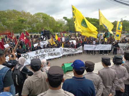 Demo Mahasiswa di Ponorogo Soroti Anggaran Pendidikan dan Kebijakan Pemerintah Foto BeritaJatim.com