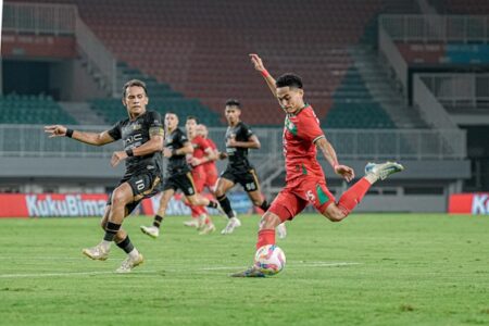Jelang Dewa United Vs Persebaya: Rekor Berimbang, Siapa Jadi Pemenang? Foto BeritaJatim.com
