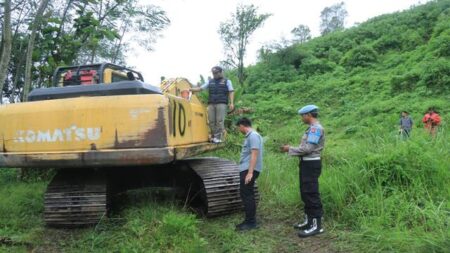 Misteri Tambang Ilegal Blitar: Alat Berat Ditemukan, Tapi Siapa Pemiliknya? Foto BeritaJatim.com