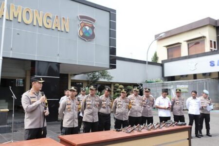 Kapolres Lamongan Lakukan Pengecekan Senjata Api Anggota Foto BeritaJatim.com