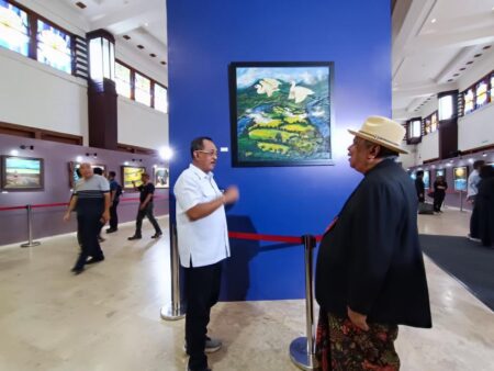 Profesor Ekonomi Unair Pamerkan Lukisan Lidi yang Unik Foto BeritaJatim.com