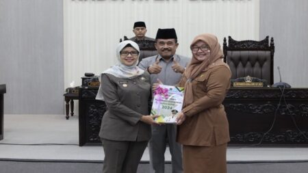 Mak Rini Tutup Masa Jabatan dengan Prestasi Gemilang: APBD Awards hingga Investasi Rp 4,31 Triliun Foto BeritaJatim.com