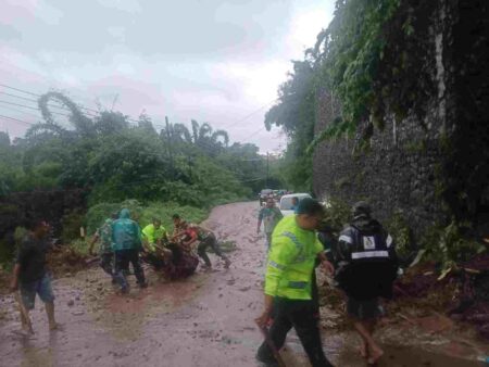 Hujan Deras, Tebing Setinggi 5 Meter di Pacet Mojokerto Longsor Foto BeritaJatim.com