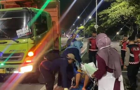 Seorang Ibu Melahirkan di Atas Truk di Jembatan Suramadu Foto BeritaJatim.com