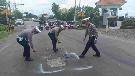 Cegah Laka Lantas, Satlantas Polres Mojokerto Kota Tandai Jalan Berlubang Foto BeritaJatim.com
