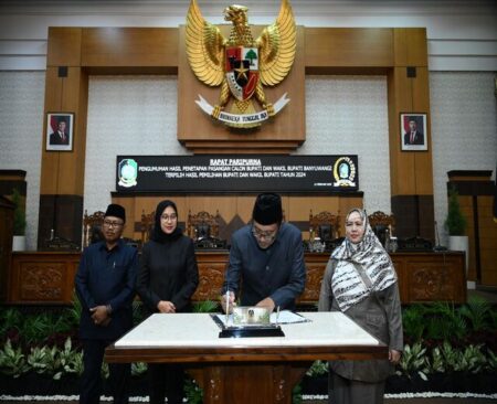 DPRD Banyuwangi Umumkan Ipuk-Mujiono sebagai Bupati dan Wakil Bupati Terpilih Foto BeritaJatim.com