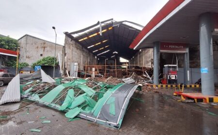 Gudang Toko Bangunan di Surabaya Ambruk Diterjang Angin, Dua Orang Tertimpa Foto BeritaJatim.com