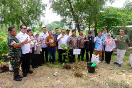 Peduli Lingkungan, PWI Gresik Tanam Ratusan Pohon Produktif Foto BeritaJatim.com