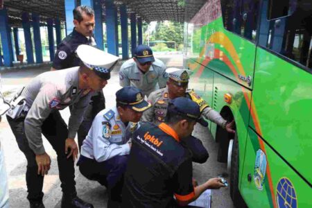 Minimalisir Laka Lantas, Polisi di Mojokerto Ramp Check Bus dan Mobil Box Foto BeritaJatim.com