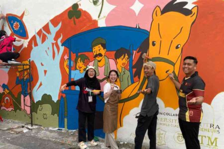 Mural Sejarah Surabaya Hasil Kolaborasi UC dan UTM Hiasi Jalan Mliwis Foto BeritaJatim.com