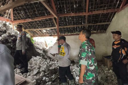 Tanah Longsor di Magetan Rusak Rumah Warga, PLN Perbaiki Jaringan Foto BeritaJatim.com
