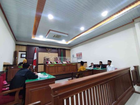 Sidang Mantan Kades Miliader di PN Gresik Saling Adu Debat Foto BeritaJatim.com
