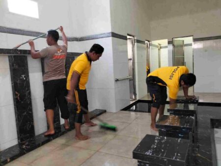 Sambut Ramadhan, Polres Mojokerto Kota Bersih-Bersih 8 Masjid Foto BeritaJatim.com