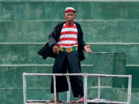 Mbah Hosen, Sang Legenda Tribun Madura United yang Tak Lekang oleh Waktu Foto BeritaJatim.com