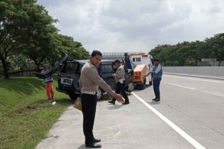 Diduga Mengantuk, Mobil Tabrak Median Jalan dan Terpental ke Parit di Tol Ngawi Foto BeritaJatim.com