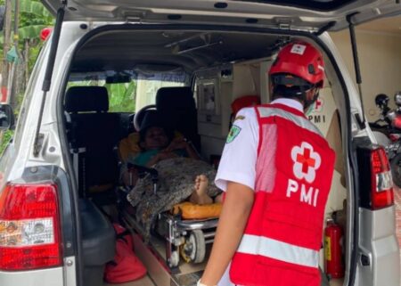 Kisah Halimatus, Saksi Bisu Pentingnya Layanan Ambulans Gratis PMI Pamekasan Foto BeritaJatim.com