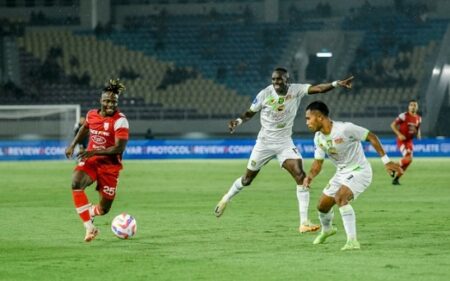 Persebaya Hadapi Laga Berat Lawan PSBS Biak, Paul Munster dan 2 Pemain Absen Karena Akumulasi Kartu Foto BeritaJatim.com