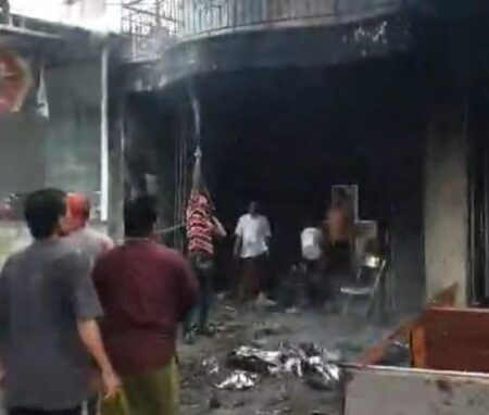 Toko Madura di Gresik Dilalap Api, Dua Motor Turut Terbakar Foto BeritaJatim.com