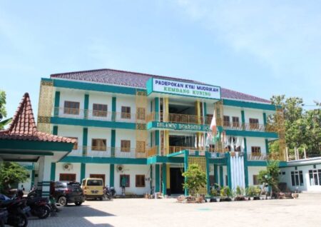 Mengulik Kreativitas Santri dan Budaya Literasi di Padepokan Kiai Mudrikah Pamekasan Foto BeritaJatim.com
