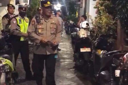 Aksi Unik Polsek Simokerto Tekan Angka Curanmor, Sosialisasi Sambil Bagi Kunci Cakram Foto BeritaJatim.com