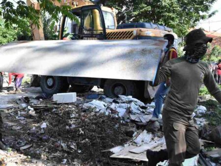 Satpol PP Surabaya Eksekusi Lahan Seluas 896 Meter² di Tenggilis Mejoyo Foto BeritaJatim.com