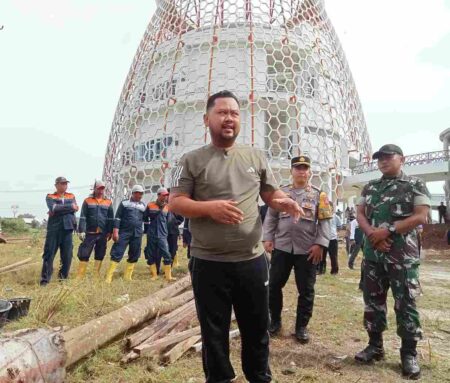 Islamic Center Gresik Ditanami Banyak Pohon Supaya Lebih Hijau Lagi Foto BeritaJatim.com