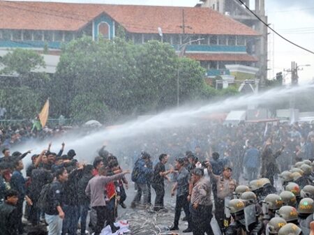 Aksi Demonstrasi ‘Indonesia Gelap’ di Surabaya, Mahasiswa Klaim 5 Rekannya Diamankan Polisi Foto BeritaJatim.com