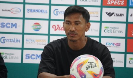 Pelatih Persela Lamongan Kecewa atas Kerusuhan Suporter di Stadion Tuban Foto BeritaJatim.com