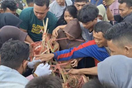 Usai Berebut Durian Festival Duren Magetan, Belasan Warga Kehilangan Ponsel dan Dompet Foto BeritaJatim.com