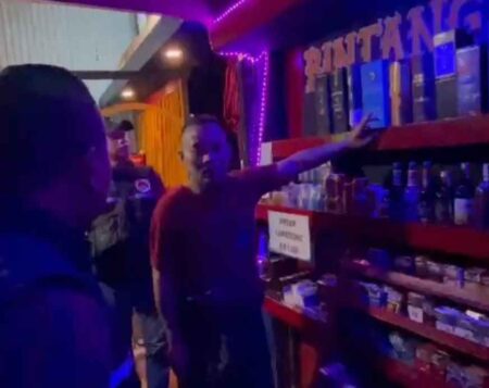 Polisi Gerebek Mini Bar Remang-Remang di Gresik, Sita Puluhan Botol Miras Foto BeritaJatim.com