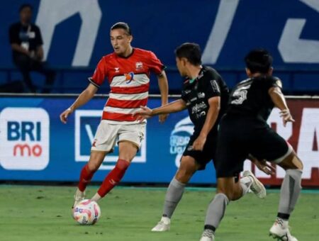 Madura United Curi 1 Poin dari Markas Persib Bandung Foto BeritaJatim.com