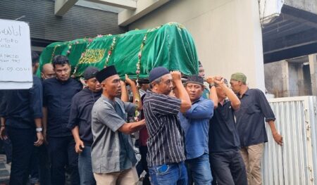 Bejo Sugiantoro Berpulang, Para Legenda Sepak Bola Nasional Takziah di Rumah Duka Sidoarjo Foto BeritaJatim.com