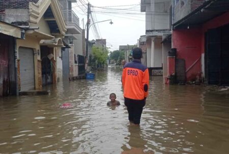 4 Desa di Driyorejo Gresik Masih Tergenang Banjir Kali Surabaya Foto BeritaJatim.com