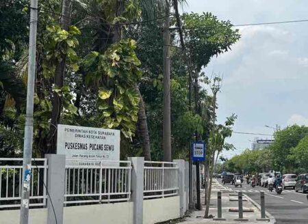 Lansia Keluhkan Tidak Adanya Halte Bus yang Memadai di Depan Puskesmas Pucang Sewu Foto BeritaJatim.com